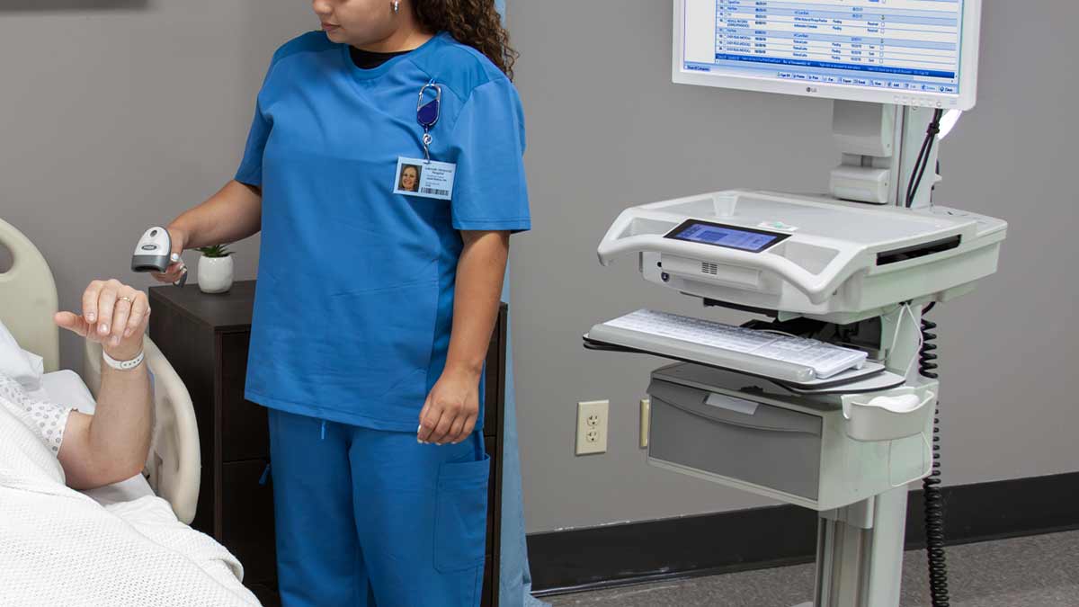 powered-medical-computer-cart Nurse with powered medical computer cart and barcode scanner